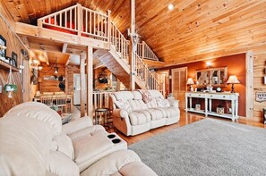 Smart TV, fireplace - The Hansberry Cabin - Forest Setting - Hiking & ATV Trails - Lake - Pond - River (Warren)