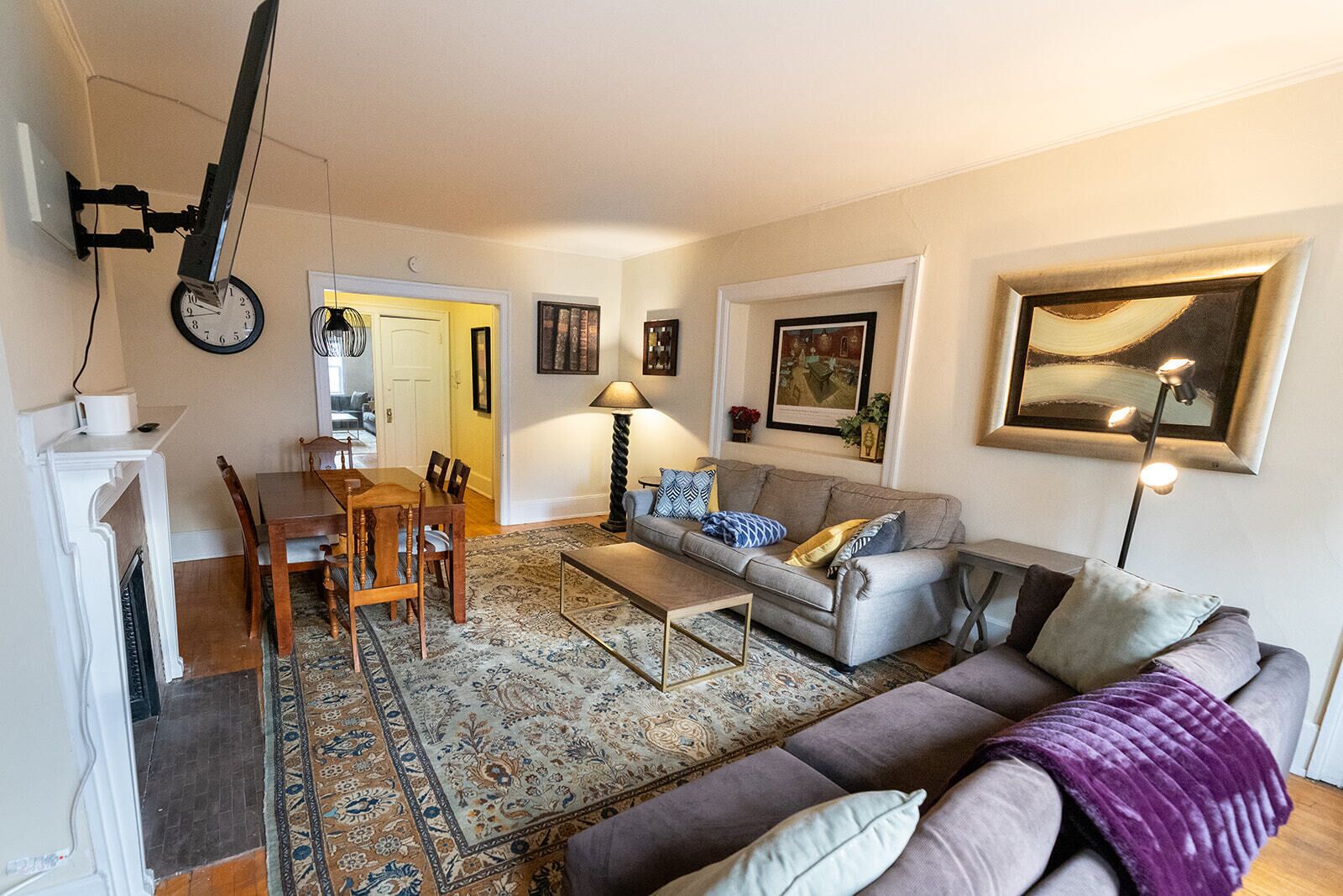 Spacious 4BR near Downtown w/Parking & Balcony