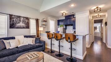 TV connectée, livres, chaßne hi-fi, écrans d'ordinateur