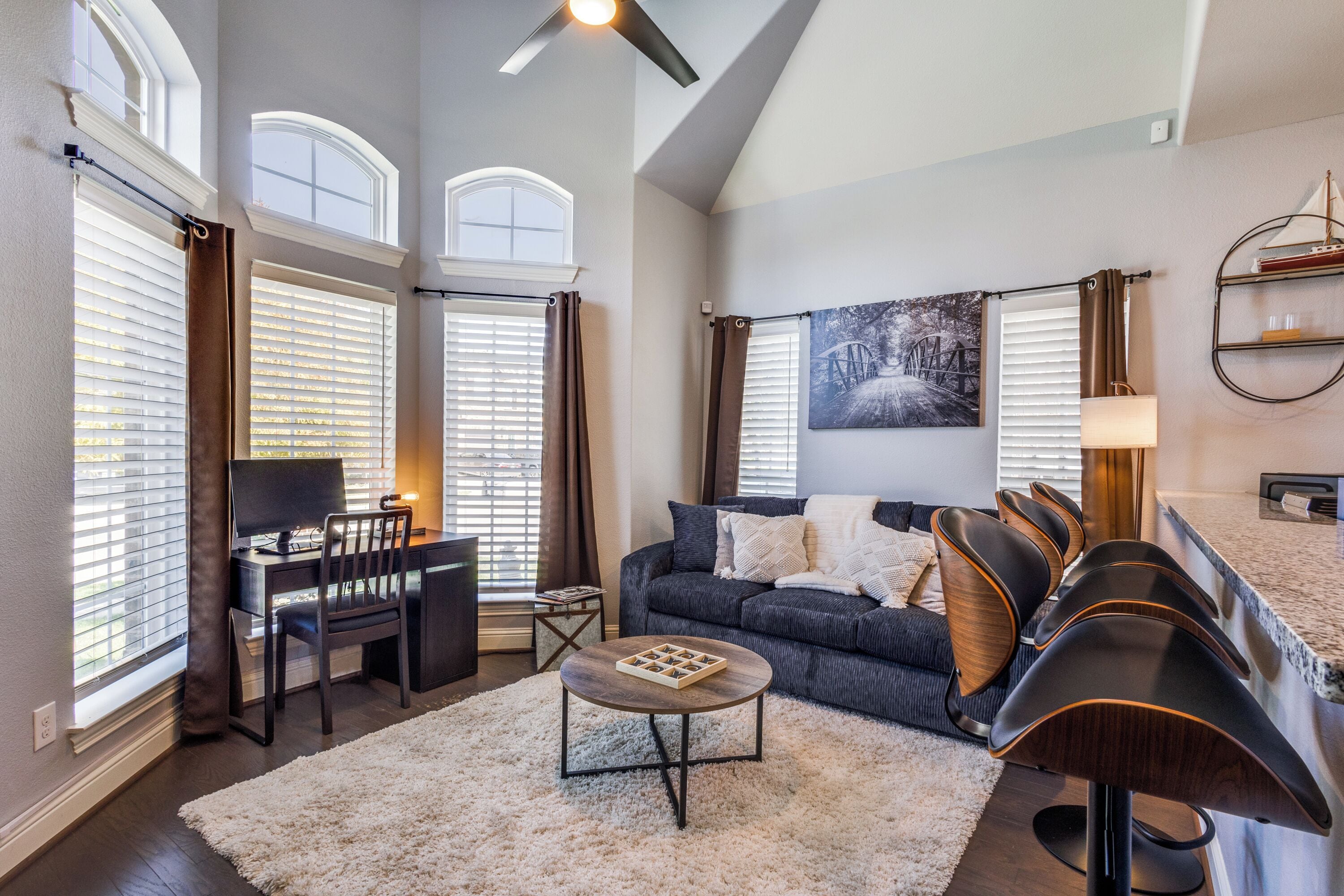 TV connectée, livres, chaîne hi-fi, écrans d'ordinateur