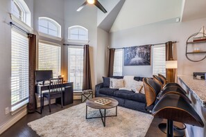 TV connectée, livres, chaîne hi-fi, écrans d'ordinateur