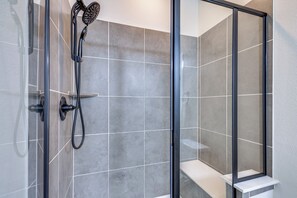 Een douche, een haardroger, handdoeken, zeep