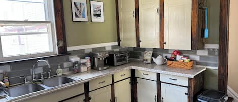 Cookware/dishes/utensils