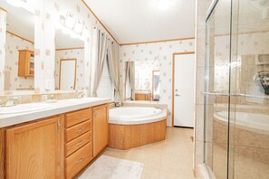 Douche, séchoir à cheveux, serviettes fournies, savon