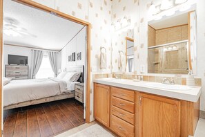 4 slaapkamers, een strijkplank/strijkijzer, wifi, beddengoed