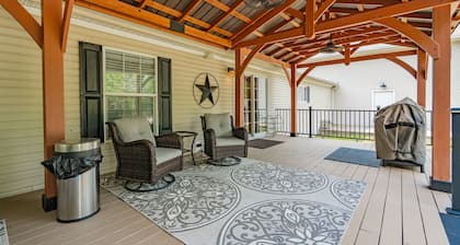 Secluded, private get away. Short walk to the beach down a private trail.