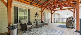 Secluded, private get away. Short walk to the beach down a private trail.