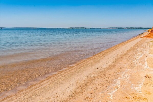 Ligstoelen aan het strand, strandlakens