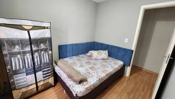 Family Apartment, 2 Bedrooms | 2 bilik tidur, seterika/papan seterika, Wi-fi percuma