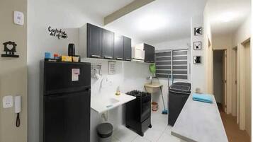 Apartamento família, 2 quartos | Cozinha privada | Geladeira, micro-ondas, fogão, talheres/pratos/utensílios de cozinha