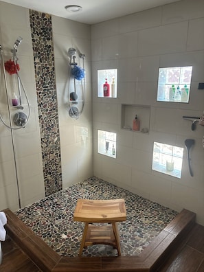 Bruser, boblebadekar, miljøvenlige toiletartikler, hårtørrer