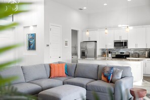 Smart TV - Escape to Cape! 4 bed 3 bath Canal Home w/ Heated Oversized Pool & 2 King Suites (Cape Coral)