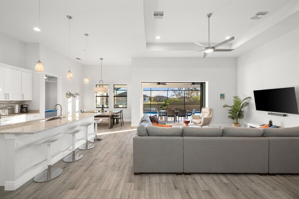 Smart TV - Escape to Cape! 4 bed 3 bath Canal Home w/ Heated Oversized Pool & 2 King Suites (Cape Coral)