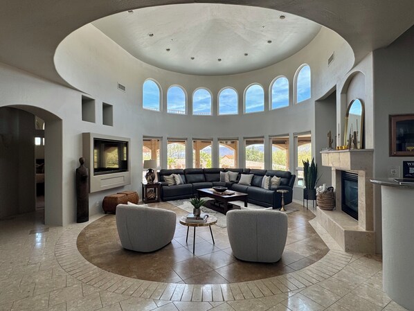 Smart TV, fireplace, foosball, books - Luxury Desert Stay, Heated Pool & Hot tub, Views, Close To Town & Civana Spa (Carefree)