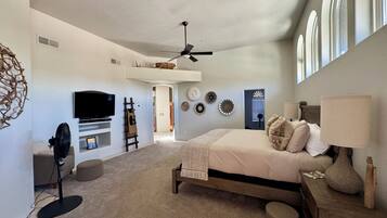 3 habitaciones, escritorio y tabla de planchar con plancha