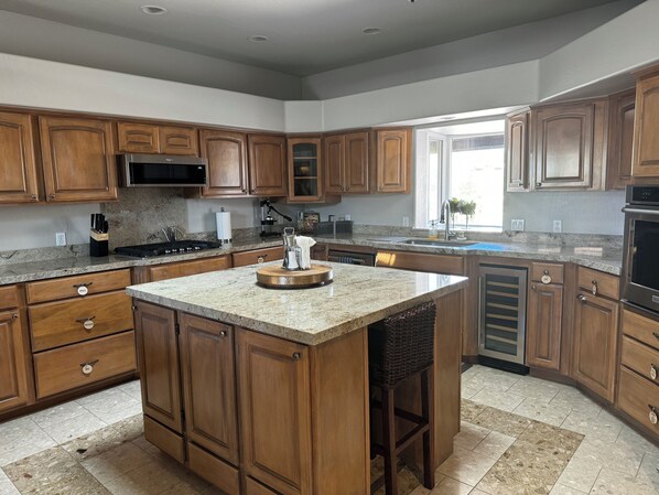 冷蔵庫、電子レンジ、オーブン、コンロ