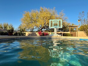 Una piscina al aire libre, una piscina climatizada