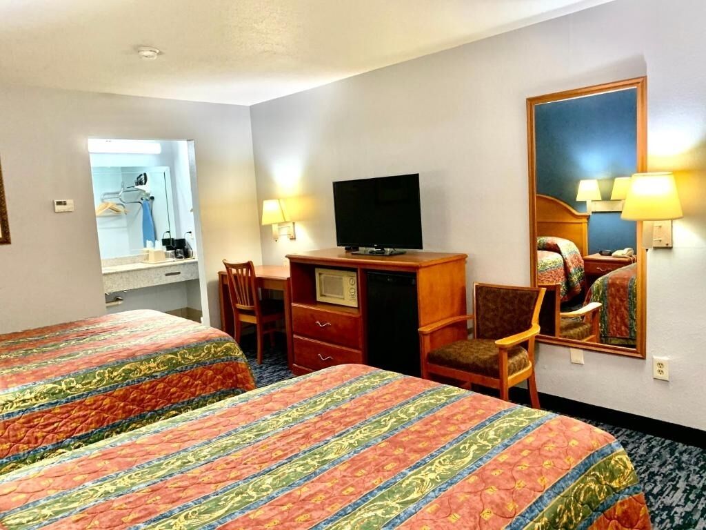 Budget Stay 15 mins Drive Away Downtown Houston | Free Parking