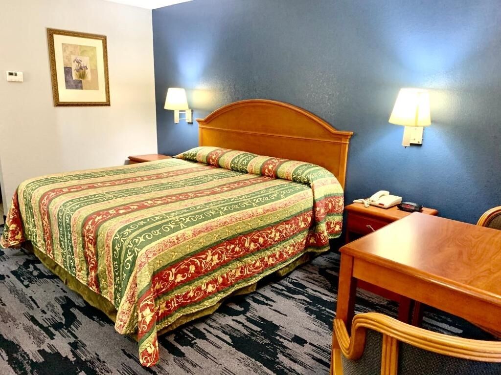 Perfect Location for Couple Stay w/ Free Parking | Right off I-10
