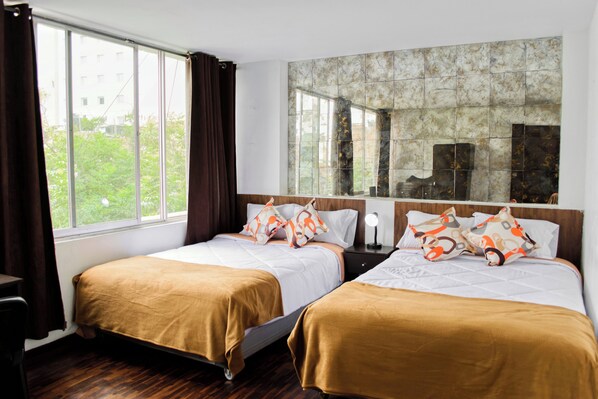 1 Schlafzimmer, Schreibtisch, Bettwäsche