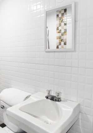 Séchoir à cheveux, serviettes fournies, savon, shampooing