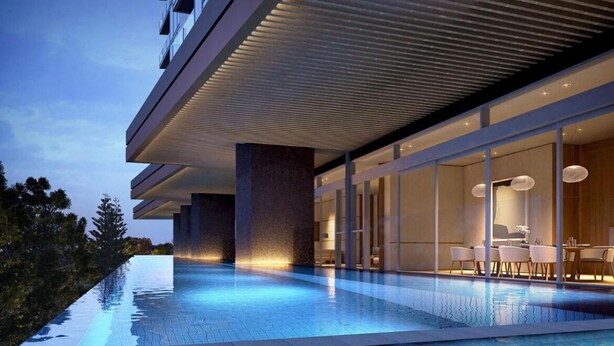 Un edificio moderno con piscina, ventanas amplias y mobiliario exterior.