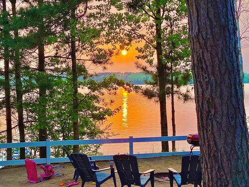 Amazing Sunset Views on Romantic Lakefront Cabin