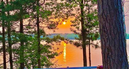 Amazing Sunset Views on Romantic Lakefront Cabin
