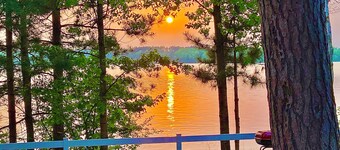 Amazing Sunset Views on Romantic Lakefront Cabin
