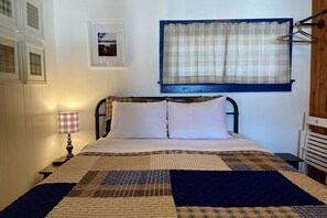 2 bedrooms, free WiFi, bed sheets - Amazing Sunset Views on Romantic Lakefront Cabin (Saint Germain)