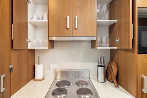 Réfrigérateur, four à micro-ondes, un four, surface de cuisson