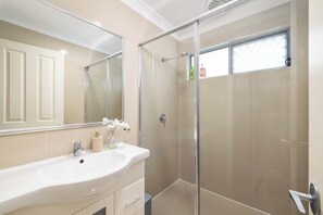 Dusche, Haartrockner, Seife, Shampoo