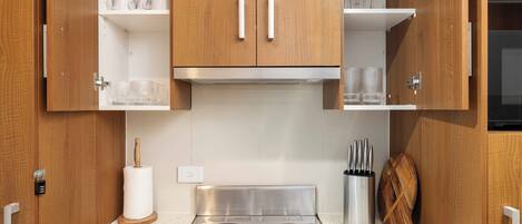 Frigorífico, microondas, horno y placa de cocina