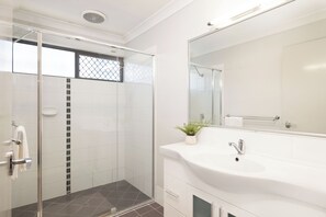 Haartrockner, Handtücher, Seife, Shampoo