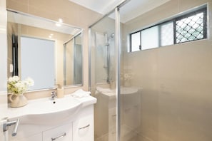 Dusche, Haartrockner, HandtĂŒcher, Seife