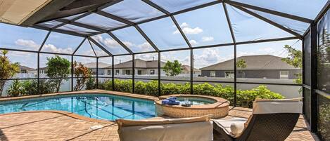 Lämmitetty uima-allas