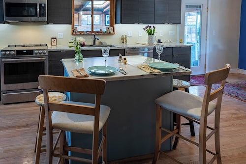 Beauty & the Peace. Private Lakeside Retreat. Pet friendly!