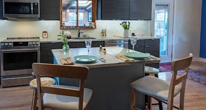 Beauty & the Peace. Private Lakeside Retreat. Pet friendly!