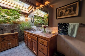 Shower, jetted tub, hair dryer, towels