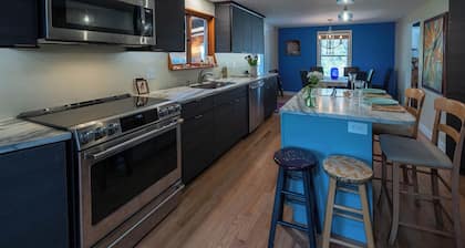 Beauty & the Peace. Private Lakeside Retreat. Pet friendly!