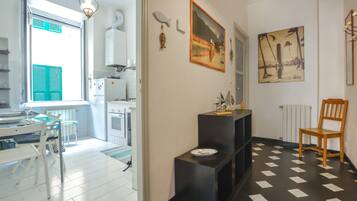 Fridge, oven, stovetop, coffee/tea maker