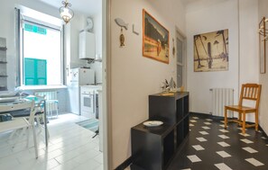 Jääkaappi, uuni, liesi, kahvin-/teenkeitin