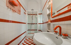 Douche, sèche-cheveux