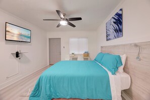 1 bedroom, iron/ironing board, WiFi, bed sheets - 110 YARDS TO PARADISE (Deerfield Beach)