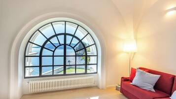 TV, caminetto, impianto stereo