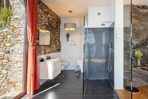 淋浴设施、吹风机、毛巾