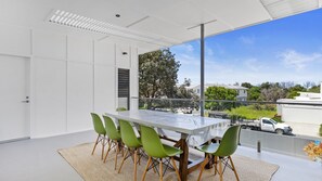 Outdoor dining - AYANA Casuarina - Oceanside house walking distance to cafe (Casuarina)