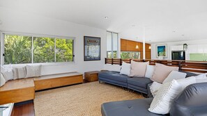 Smart TV - AYANA Casuarina - Oceanside house walking distance to cafe (Casuarina)