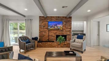 TV, videogames, DVD player, livros