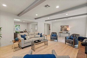 TV, videospill, DVD-spiller og bøker